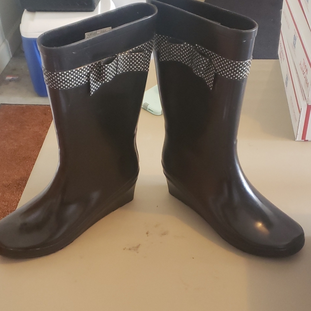 Womens size 11 rubber wedge, rain boots